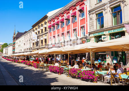 OSLO, Norwegen - 20. JULI 2017: Street Cafe an der Karl Johans Gate, der Fußgängerzone in Oslo, Norwegen. Oslo ist die Hauptstadt von Norwegen. Stockfoto