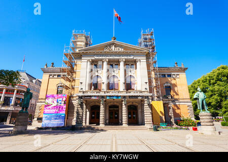 OSLO, Norwegen - 20. JULI 2017: Nationaltheater oder das Nationaltheater in Oslo. National Theater ist eines der größten Theater in Norwegen. Stockfoto