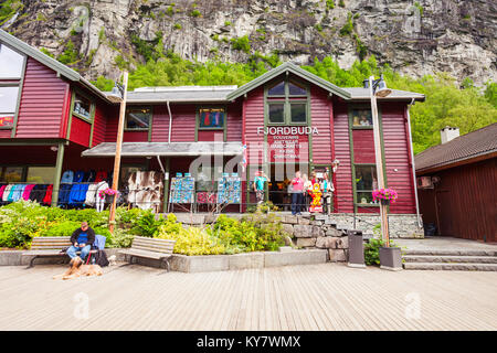 GEIRANGER, Norwegen - 30. JULI 2017: Geiranger ist eine kleine Ortschaft im region Sunnmore in Norwegen. Geiranger liegt auf den Geirangerfjord. Stockfoto