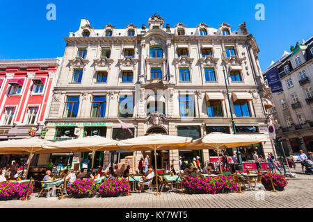 OSLO, Norwegen - 20. JULI 2017: Street Cafe an der Karl Johans Gate, der Fußgängerzone in Oslo, Norwegen. Oslo ist die Hauptstadt von Norwegen. Stockfoto