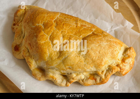 Welsh Oggie eine regionale Delikatesse aus Wales von Lamm und Gemüse Porree/Lauch, gebacken in einem kurzen Kruste Gebäck Fall ähnlich einem Cornish pasty Stockfoto