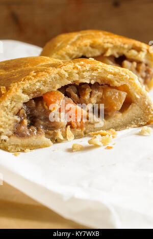 Welsh Oggie eine regionale Delikatesse aus Wales von Lamm und Gemüse Porree/Lauch, gebacken in einem kurzen Kruste Gebäck Fall ähnlich einem Cornish pasty Stockfoto