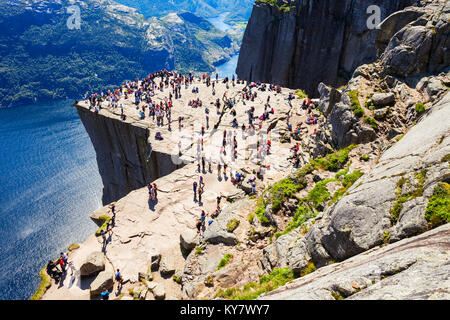 PREIKESTOLEN, Norwegen - 23. JULI 2017: Touristen am Preikestolen oder prekestolen oder Pulpit Rock, weltberühmten Touristenattraktion in der Nähe von Stavanger, Norwegen. Preike Stockfoto