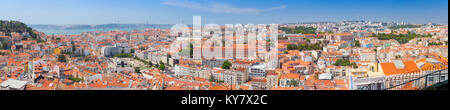 Lissabon, Portugal - 13. August 2017: Extra weiten Panoramablick auf das Stadtbild von Lissabon im sonnigen Sommertag, Portugal Stockfoto