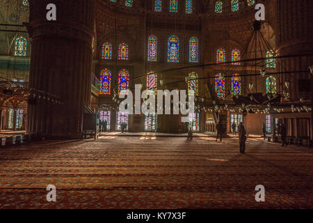 Innerhalb der Blauen Moschee in Istanbul Stockfoto