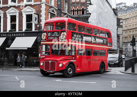 London, Großbritannien, 21. Oktober 2017: rote Doppeldecker Bus fährt auf der Straße, einer der beliebtesten Symbole der Stadt. Gewöhnliche Menschen zu Fuß Stockfoto