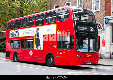 London, Großbritannien, 31. Oktober 2017: Moderne roten Doppeldeckerbus mit normalen Passagiere wird auf der Straße von London City Stockfoto