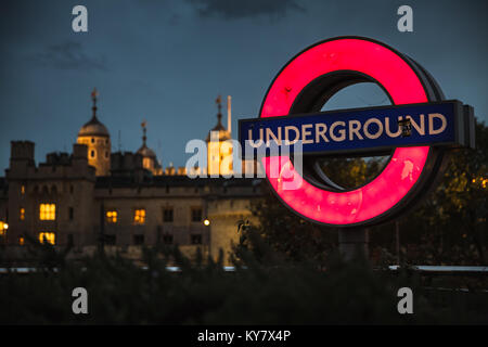 London, Großbritannien - 4. November 2017: Londoner U-Zeichen steht auf Metall Pol in der Nähe des Tower von London bei Nacht Stockfoto