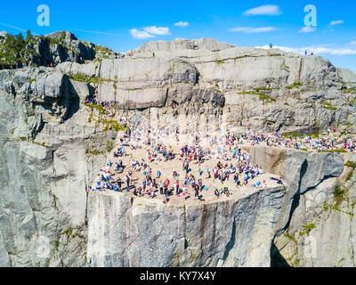 PREIKESTOLEN, Norwegen - 23. JULI 2017: Touristen am Preikestolen oder prekestolen oder Pulpit Rock, weltberühmten Touristenattraktion in der Nähe von Stavanger, Norwegen. Preike Stockfoto