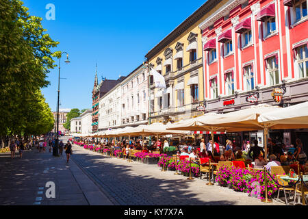 OSLO, Norwegen - 20. JULI 2017: Street Cafe an der Karl Johans Gate, der Fußgängerzone in Oslo, Norwegen. Oslo ist die Hauptstadt von Norwegen. Stockfoto