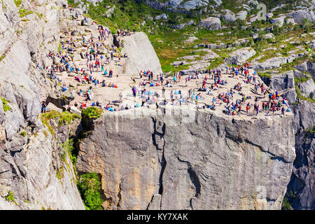 PREIKESTOLEN, Norwegen - 23. JULI 2017: Touristen am Preikestolen oder prekestolen oder Pulpit Rock, weltberühmten Touristenattraktion in der Nähe von Stavanger, Norwegen. Preike Stockfoto