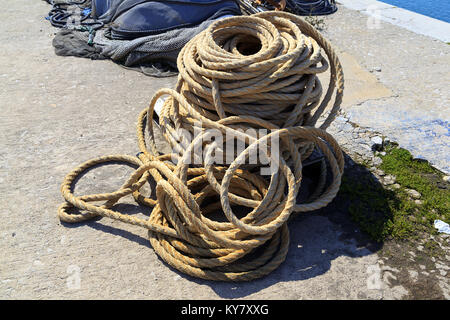 Fishermans Spiralkabel Seil am Kai Stockfoto