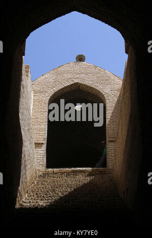 Fenster und Bogen auf der Straße in Yazd, Iran Stockfoto