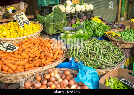 Gemüse und Salat in Körben auf einem Markt in Valparaiso, Chile Stockfoto