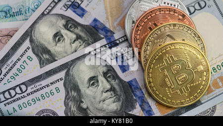 Bitcoins mit uns Banknoten und britischen Banknoten, 20 Pfund Sterling, 10 Pfundnoten. golden Bitcoin silber Bitcoin, Bronze bitcoin Stockfoto