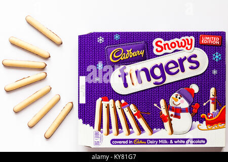 Box limited edition Cadbury Snowy Finger - frische Kekse zum Teil in weißer Schokolade und Milch Schokolade öffnen abgedeckt Inhalt von Weiß zu zeigen Stockfoto