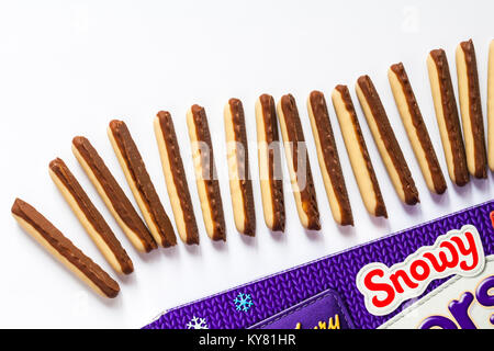 Limited Edition Cadbury Snowy Finger - frische Kekse zum Teil in weißer Schokolade und Milch Schokolade auf weißem Hintergrund Stockfoto