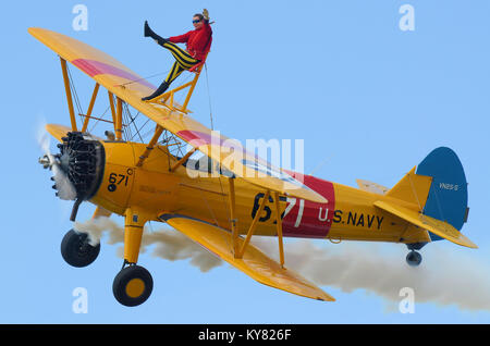 Girl Wingwalk in einem Boeing Stearman Doppeldecker, der bei der Little Gransden Children in Need Airshow fliegt Stockfoto