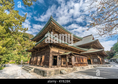 Kencho-ji Tempel, Butsuden Hall und Hatto (Hörsaal) oder Dharma Halle. Blauen Himmel mit vereinzelten Wolken. Kamakura, Präfektur Kanagawa, Japan Stockfoto