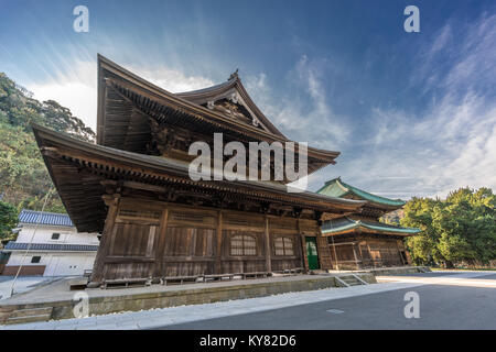 Kencho-ji Tempel, Butsuden Hall und Hatto (Hörsaal) oder Dharma Halle. Blauen Himmel mit vereinzelten Wolken. Kamakura, Präfektur Kanagawa, Japan Stockfoto