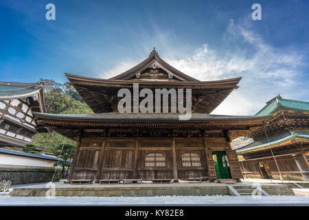 Kencho-ji Tempel, Butsuden Hall und Hatto (Hörsaal) oder Dharma Halle. Blauen Himmel mit vereinzelten Wolken. Kamakura, Präfektur Kanagawa, Japan Stockfoto