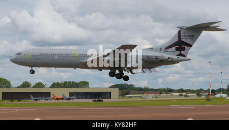 Royal Air Force Vickers VC-10 Tanker Landung an RAF Fairford mit speziellen Schwanz Lackierung für 50 Jahre VC10 fliegen und 95. Jahrestag von 101 Stockfoto