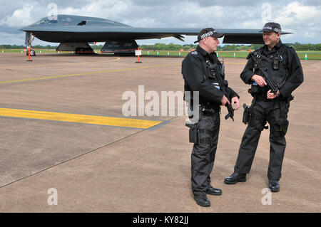 Northrop Grumman B-2 Spirit Tarnbomber „Spirit of New York“ mit bewaffneter Polizei auf der RAF Fairford International Air Tattoo Airshow Stockfoto