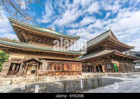 Kencho-ji Tempel, Butsuden Hall und Hatto (Hörsaal) oder Dharma Halle. Blauen Himmel mit vereinzelten Wolken. Kamakura, Präfektur Kanagawa, Japan Stockfoto