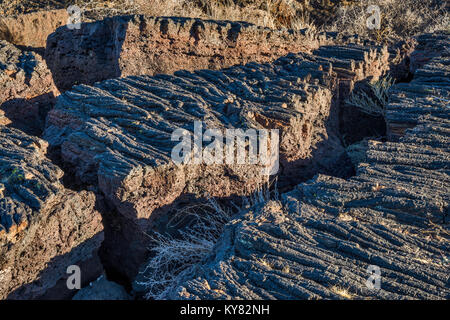 Tiefe Risse in Pahoehoe Lavafeld Malpais, Carrizozo Lava an der Senke von Bränden Erholungsgebiet, Tularosa tat Becken in der Nähe von Carrizozo, New Mexico, USA Stockfoto