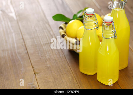 Hausgemachte Limoncello, italienische traditionelle Zitronenlikör Stockfoto