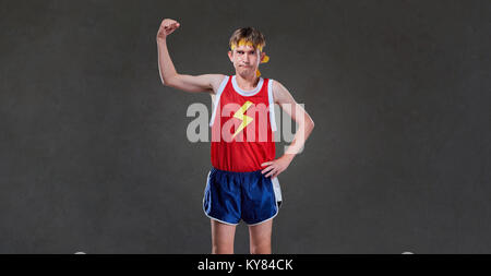 Eine lustige schlanke Mann in Sportswear posieren. Stockfoto