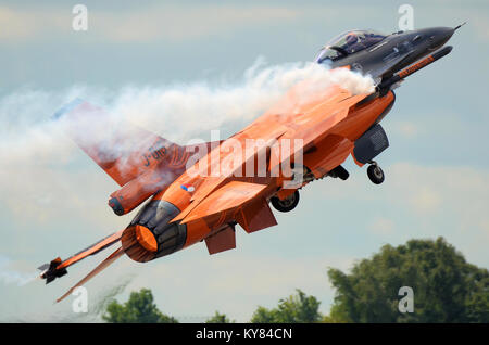 Royal Netherlands Air Force Niederländische F-16 Demo Team General Dynamics F-16 Fighting Falcon Viper Orange Lion Farbschema re-Wärme Nachbrenner starten Stockfoto