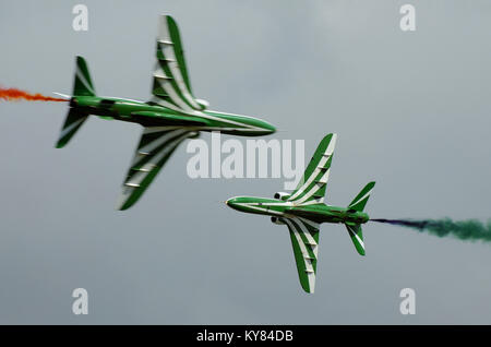 Die Saudische Falken sind eine BAE Hawk Düsenflugzeug ausgestattete Royal Saudi Air Force aerobatic Team. Einem Besuch in Großbritannien. Air Display Team. Airshow team Stockfoto