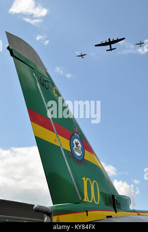 Royal Air Force die Schlacht um England Memorial Flight Lancaster und zwei Spitfires flogen über einen Eurofighter Typhoon von 3 Geschwader mit 100-jähriges Jubiläum Stockfoto