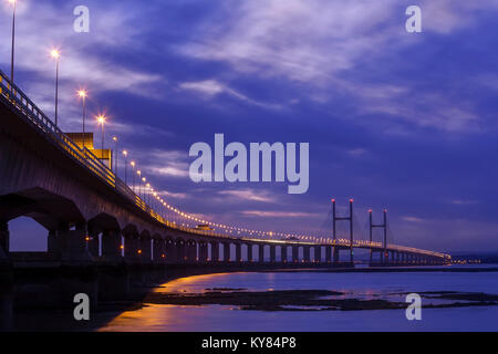 Nachtansicht der Severn Bridge, die von England nach Wales auf den Britischen Inseln Stockfoto