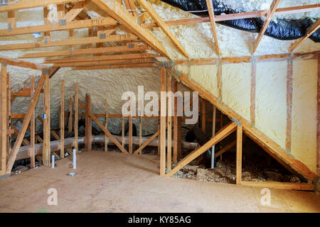 Innenwand wärme Isolierung mit Mineralwolle in Holz- Haus, Gebäude im Bau Stockfoto