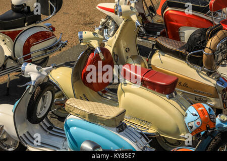 Mods nehmen an der jährlichen Versammlung an der 'mods Weekender' an der Küste von Brighton im August Bank Holiday. Brighton, UK. August Bank Holiday Wochenende. Stockfoto