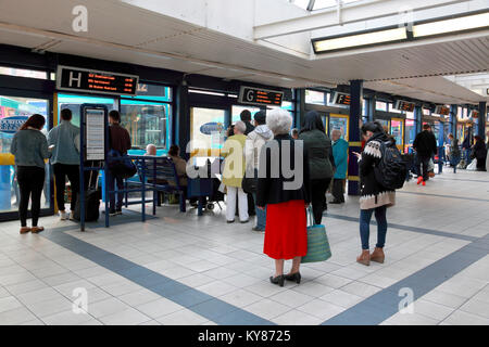 Passagiere warten auf Busse in North Road Bus Station, Durham, England Stockfoto