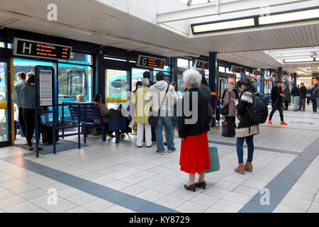 Passagiere warten auf Busse in North Road Bus Station, Durham, England Stockfoto