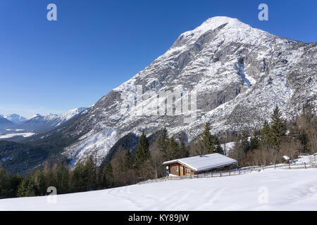 Winter Berge Landschaft verfolgen und blauer Himmel in sonniger Tag. Tirol, Alpen, Österreich Stockfoto