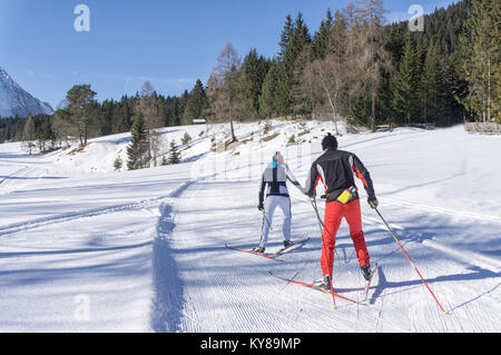 Zwei Langläufer auf gespurte Loipe im sonnigen Wintertag. Winter Berglandschaft: Tirol, die Alpen, Österreich. Stockfoto