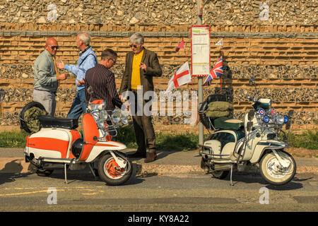 Mods nehmen an der jährlichen Versammlung an der 'mods Weekender' an der Küste von Brighton im August Bank Holiday. Brighton, UK. August Bank Holiday Wochenende. Stockfoto