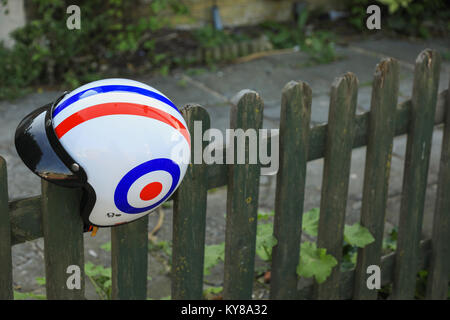 Mods nehmen an der jährlichen Versammlung an der 'mods Weekender' an der Küste von Brighton im August Bank Holiday. Brighton, UK. August Bank Holiday Wochenende. Stockfoto