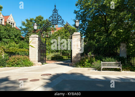 Eintrag Torbogen mit dem Rumpf Hof an der Universität von Chicago ist ein Beispiel von Gothic Revival Stil in Chicago Architecture Stockfoto