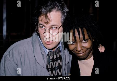 Steven Spielberg und Whoopi Goldberg an einer Broadway Show in New York City. November 1984 © RTMcbride/MediaPunch Stockfoto