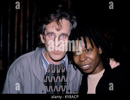 Steven Spielberg und Whoopi Goldberg an einer Broadway Show in New York City. November 1984 © RTMcbride/MediaPunch Stockfoto