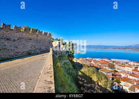 Altstadt von Nafplion in Griechenland Ansicht von oben mit Ziegeldächern, kleine Hafen und Burg Bourtzi auf dem Mittelmeer Wasser Stockfoto