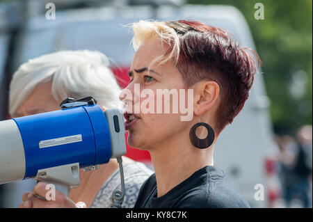 Vicky aus der Tate Gallery Equalitate Kampagne. Privatisierte sraff dort erhalten £ 3 eine Stunde weniger für den gleichen Job, haben die Stunde Null Verträge mit sehr geringer Renten und Urlaub oder Mutterschaft zahlen, und nur auf die gesetzlichen Krankengeld. Stockfoto