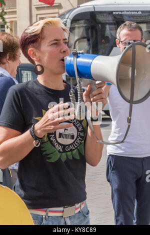 Vicky aus der Tate Gallery Equalitate Kampagne. Privatisierte Personal dort erhalten £ 3 eine Stunde weniger für den gleichen Job, haben die Stunde Null Verträge mit sehr geringer Renten und Urlaub oder Mutterschaft zahlen, und nur auf die gesetzlichen Krankengeld. Stockfoto