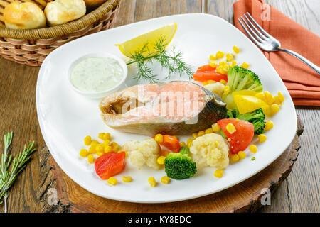 Geschmorter Lachs mit Gemüse Stockfoto